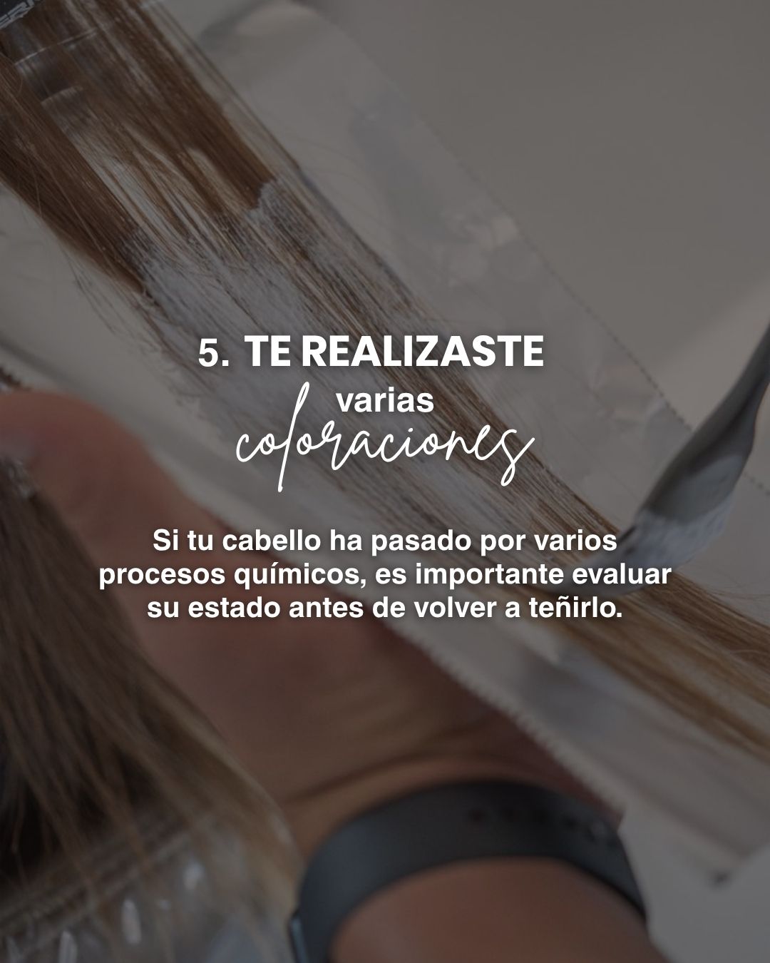 Cabello rubio brillante recién tratado con mascarilla nutritiva
