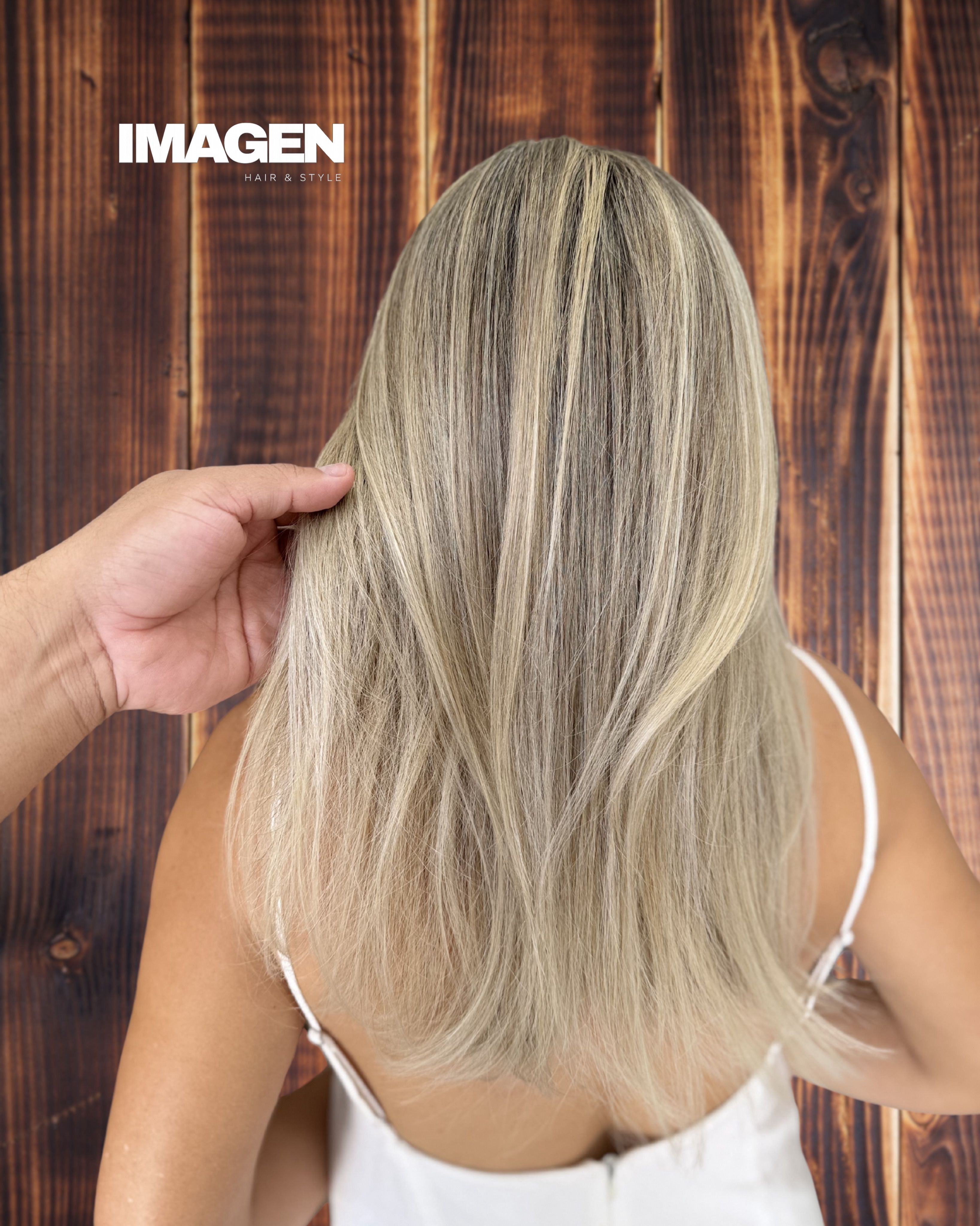 Detalle posterior de balayage rubio de una clienta